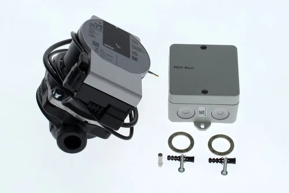 Bosch Pumpe mit einem kompakten Motor und einem Steuergerät, samt Zubehörteilen wie Dichtungen und Schrauben zur Montage.
